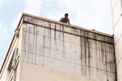 哈爾濱一樓房外墻保溫層脫落 砸壞4店傷1人