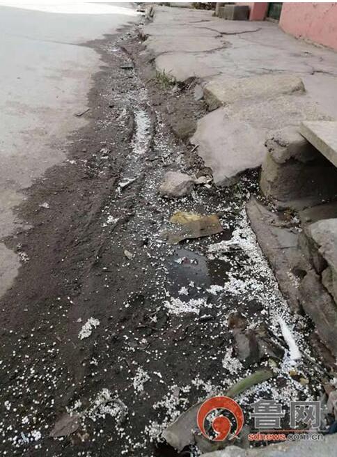 外墻保溫材料施工泡沫亂飛,周邊群眾質疑舉報